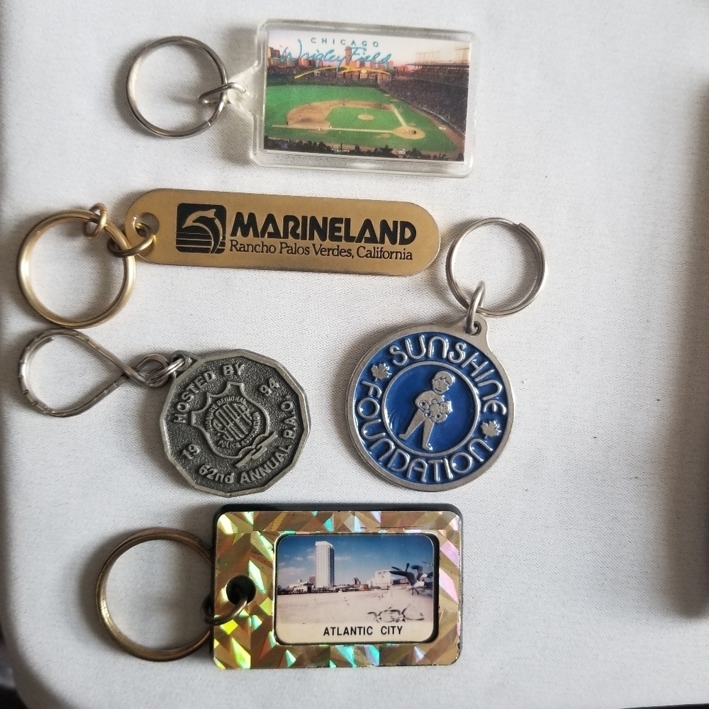 Vintage Keychains.Canada,Shells,Countries etc. - Picture 4 of 5